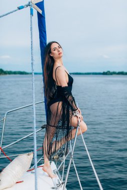 Kadın siyah mayo yat üzerinde