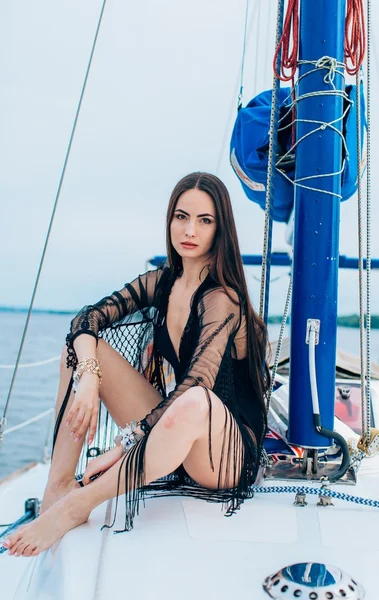 Женщина в черном купальнике на яхте — стоковое фото