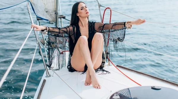Kvinnan i svart baddräkt på yacht — Stockfoto