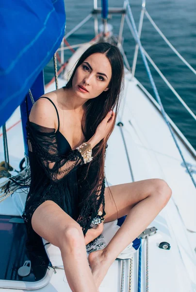 Kvinnan i svart baddräkt på yacht — Stockfoto
