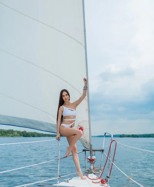 Nő a stílusos fürdőruha a yacht — Stock Fotó