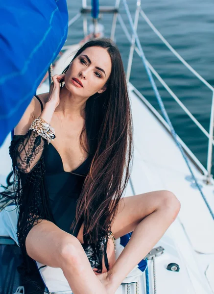 Donna in costume da bagno nero su yacht — Foto Stock