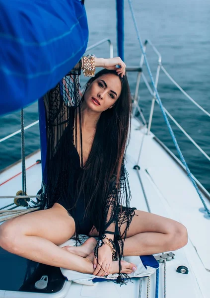 Donna in costume da bagno nero su yacht — Foto Stock