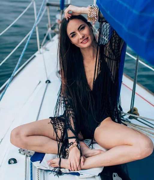 Žena v černých plavkách na jachtě — Stock fotografie