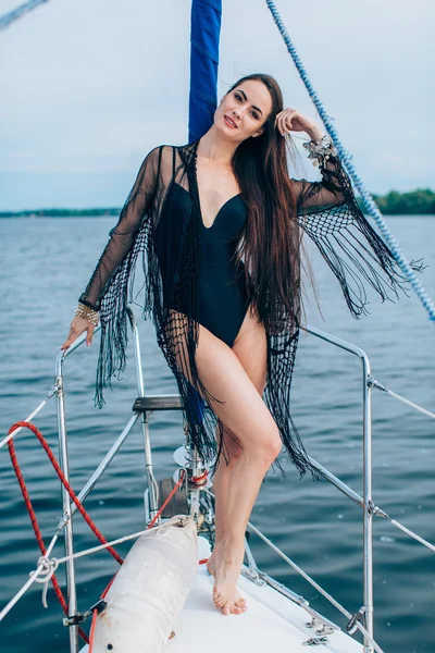 Kadın siyah mayo yat üzerinde