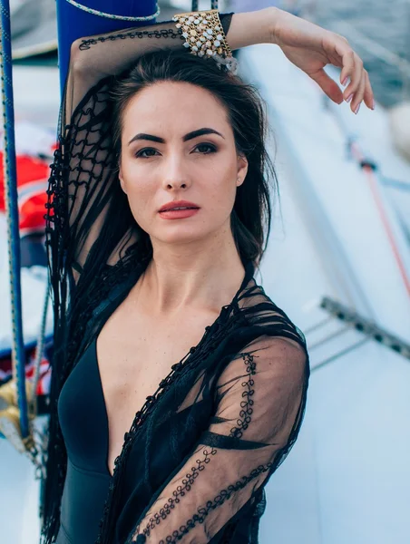 Femme en maillot de bain noir sur yacht — Photo