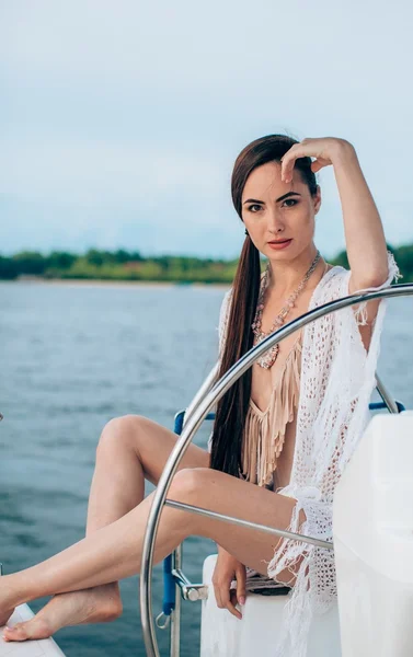 Femme en maillot de bain élégant sur yacht — Photo