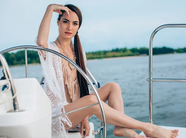 Nő a stílusos fürdőruha a yacht — Stock Fotó