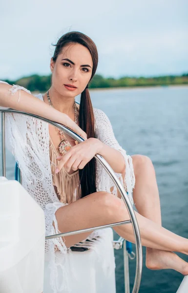 Mujer en traje de baño elegante en yate —  Fotos de Stock