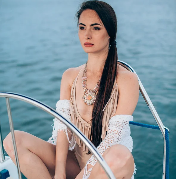 Mujer en traje de baño elegante en yate —  Fotos de Stock