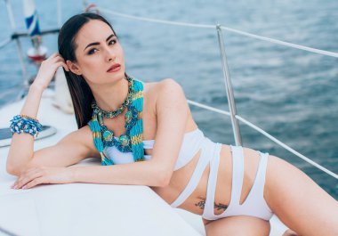 Yatta şık mayo kadında