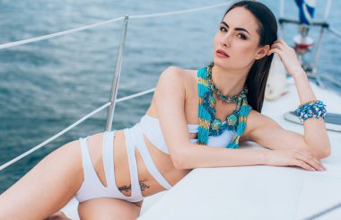 Yatta şık mayo kadında