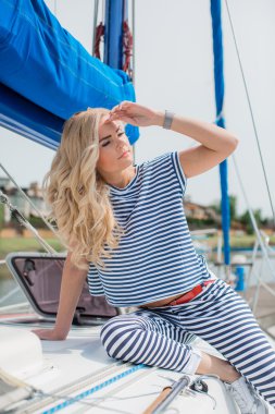 kadın onun özel yat üzerinde
