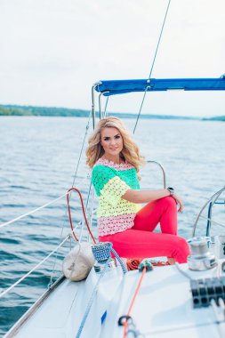 kadın onun özel yat üzerinde
