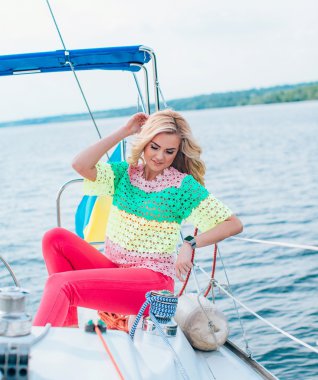 kadın onun özel yat üzerinde