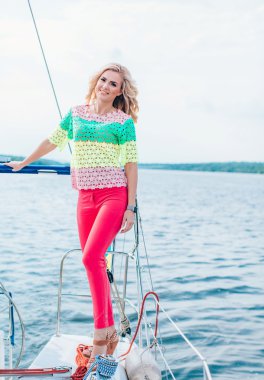 kadın onun özel yat üzerinde