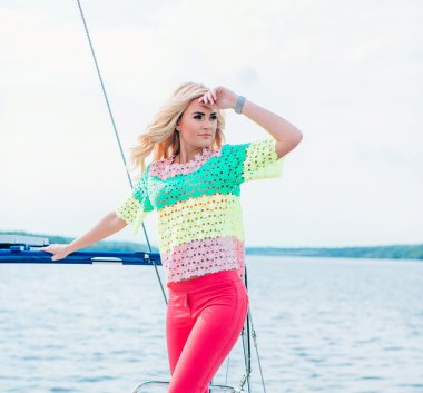 kadın onun özel yat üzerinde