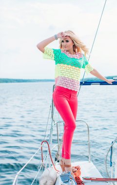 kadın onun özel yat üzerinde