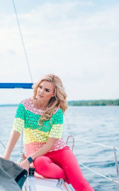 kadın onun özel yat üzerinde