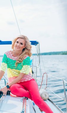 kadın onun özel yat üzerinde