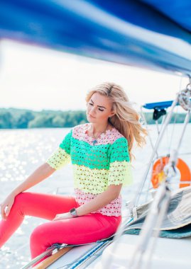 kadın onun özel yat üzerinde