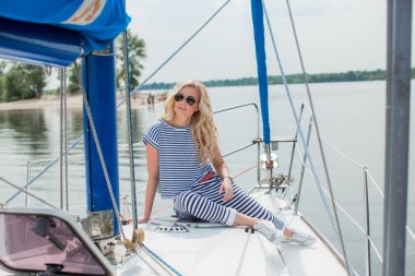 kadın onun özel yat üzerinde