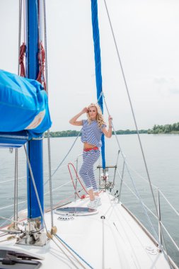 kadın onun özel yat üzerinde