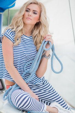 Onun özel yat ipe kadınla