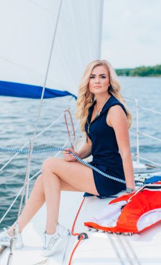 kadın onun özel yat üzerinde