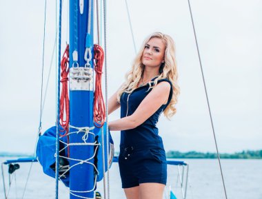 kadın onun özel yat üzerinde