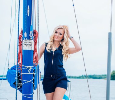 kadın onun özel yat üzerinde