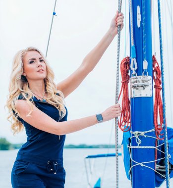 kadın onun özel yat üzerinde