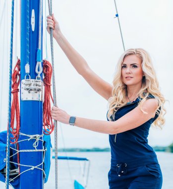 kadın onun özel yat üzerinde