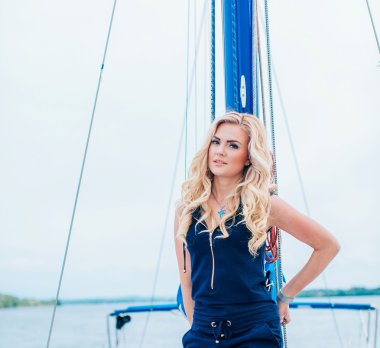 kadın onun özel yat üzerinde