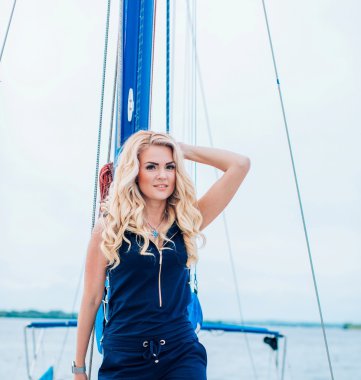 kadın onun özel yat üzerinde