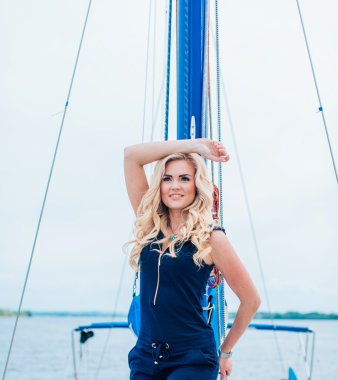 kadın onun özel yat üzerinde