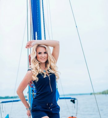 kadın onun özel yat üzerinde