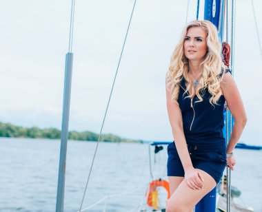 kadın onun özel yat üzerinde