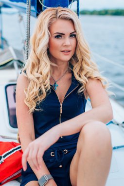 kadın onun özel yat üzerinde