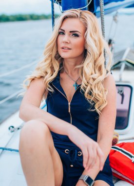 kadın onun özel yat üzerinde