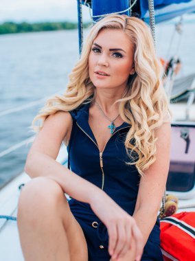 kadın onun özel yat üzerinde