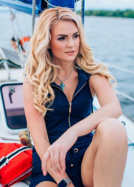 kadın onun özel yat üzerinde