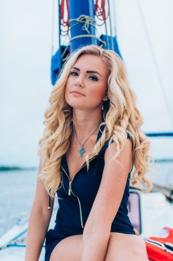 kadın onun özel yat üzerinde