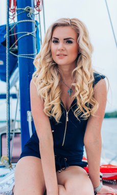 kadın onun özel yat üzerinde