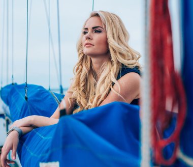 kadın onun özel yat üzerinde