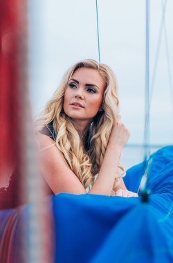 kadın onun özel yat üzerinde