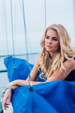 kadın onun özel yat üzerinde