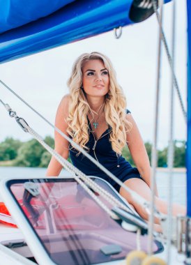 kadın onun özel yat üzerinde