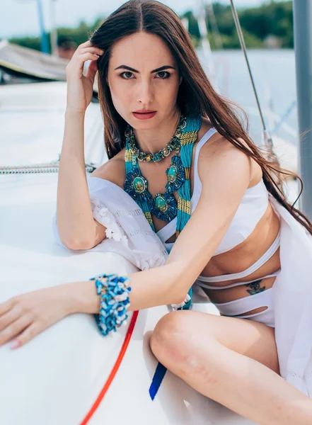 Donna in costume da bagno elegante su yacht — Foto Stock