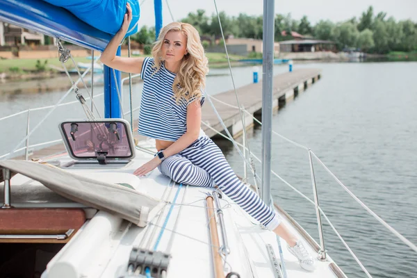 Femme sur son yacht privé — Photo